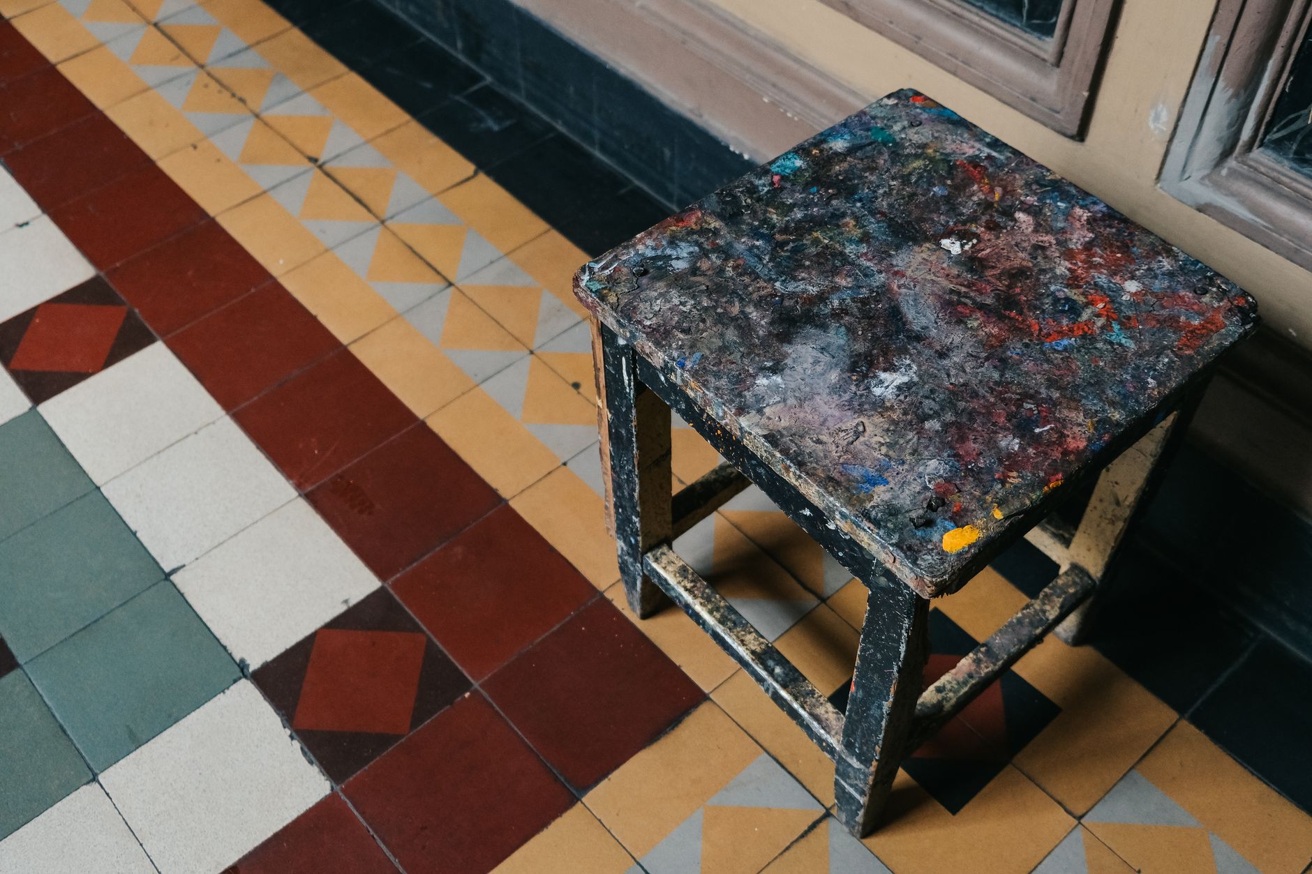 Comment enlever de la peinture sur du carrelage : techniques et astuces