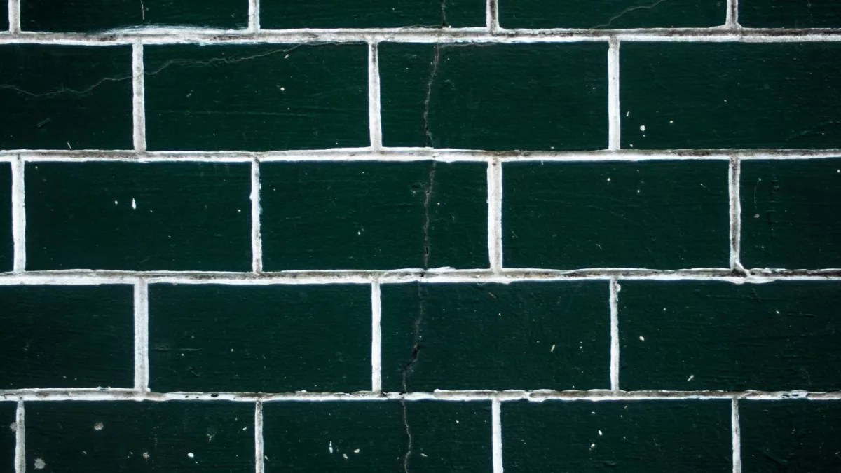 Nuancier de couleurs de joint posé près de carreaux de céramique